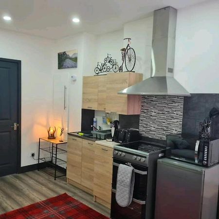 Charming 1-Bed Apartment In Пиблс Экстерьер фото
